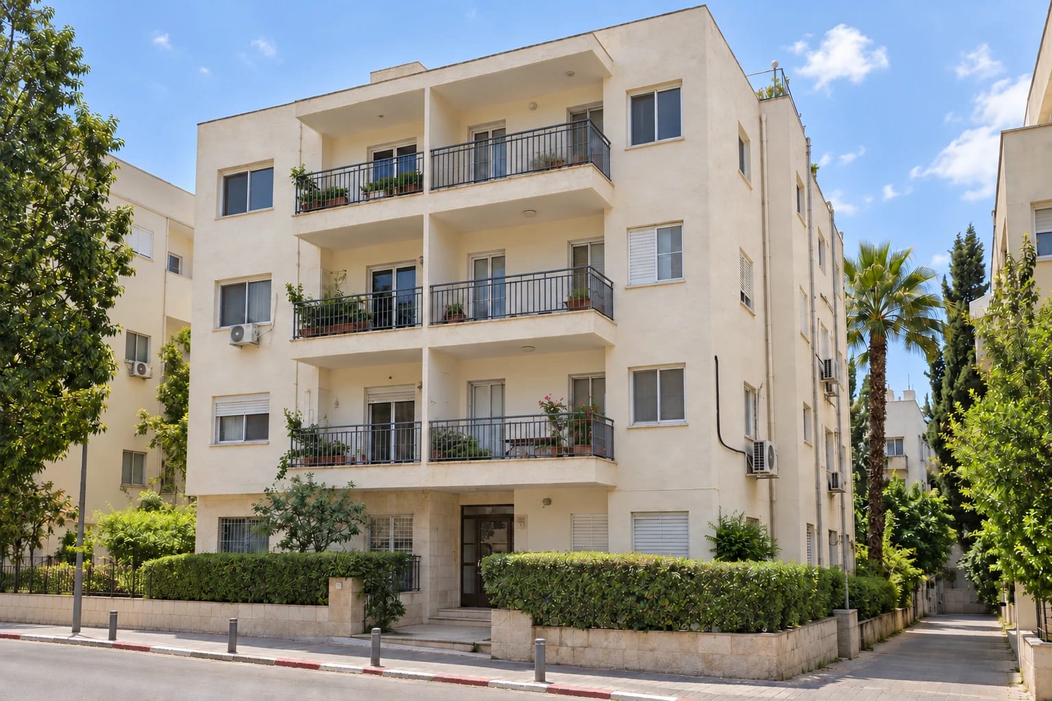 מבנה מגורים בתהליך שיקום מעטפת, אחרי השיקום